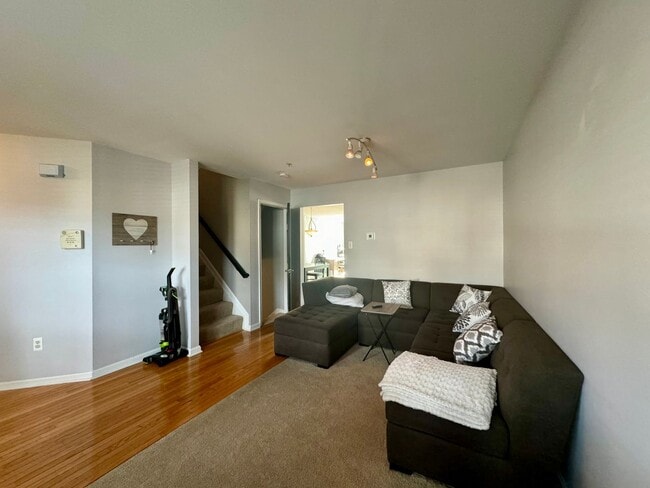 Building Photo - Exquisite 3-Bedroom Townhome with Modern A...