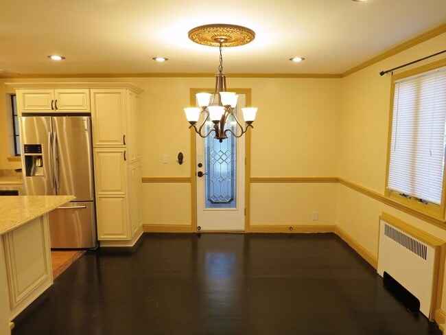 Building Photo - Totally Updated 3 Bed / 2.5 Bath