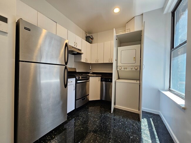 Building Photo - 206 W 104th St