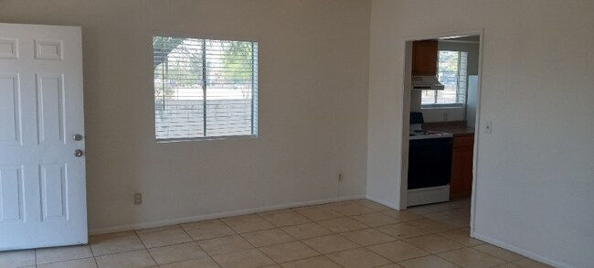 Foto del edificio - 2341 N Dodge Blvd
