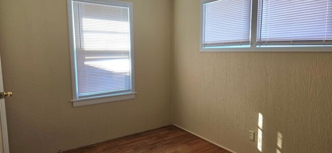 Foto del edificio - 3 Bedroom 1 Bathroom Home for $1095! 2 Car Garage!
