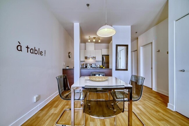 Building Photo - 4600-4600 Av. Colomb