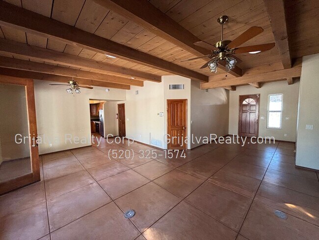 Foto del edificio - Huge Retreat Style Property for Rent in Central Tucson (Ft Lowell/Campbell)