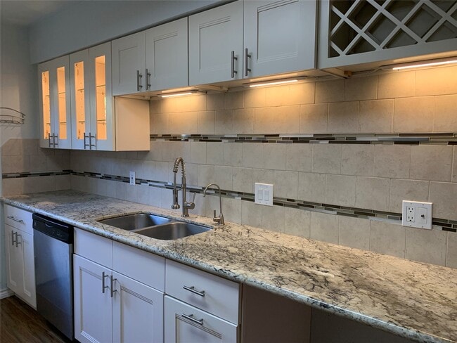 Building Photo - 13140 Trail Hollow Dr