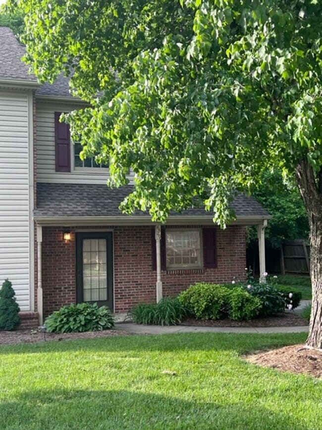 Building Photo - Knoxville 37917 - 2 bedroom, 1.5 bath town...