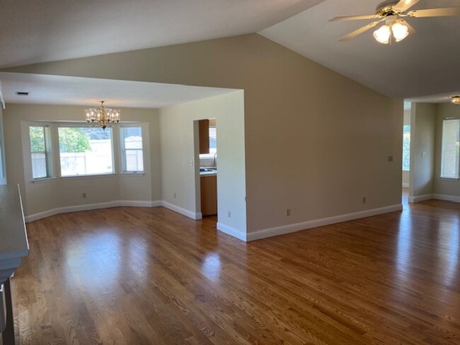 Building Photo - PRICE REDUCED! 3 Bedroom Home in Placer Hi...