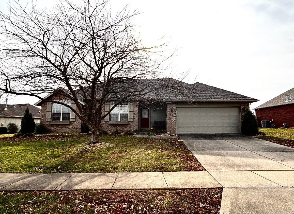 Building Photo - 812 E Spring Dr