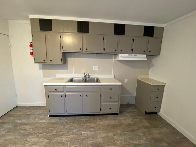 Building Photo - 3 Bdrm, 1.5 Bath
