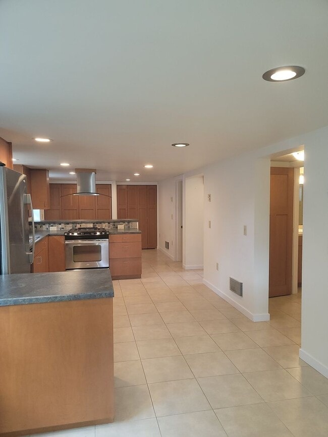 Foto del edificio - Spacious 2 Bedroom/ 1 bath lower unit in D...