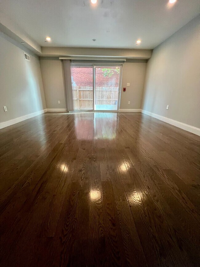 Foto del edificio - Stunning 3-Bedroom Condo in Point Breeze! ...
