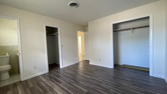Dormitorio delantero con medio baño, 2 armarios. - 900 NW 10th Terrace