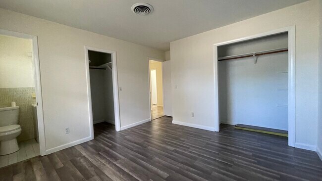 Dormitorio delantero con medio baño y 2 armarios. - 900 NW 10th Terrace