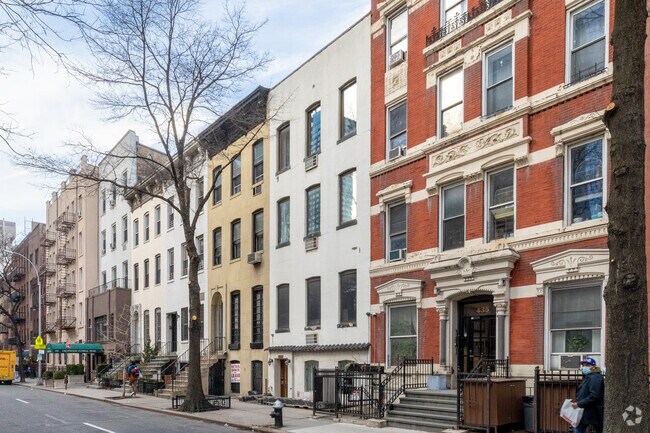 Foto del edificio - 437 W 43rd St