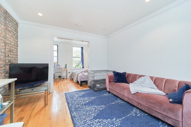 Foto del edificio - 310 E 83rd St