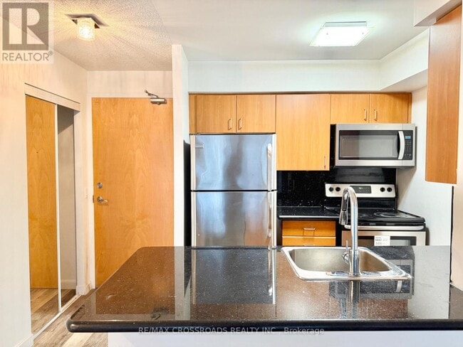 Building Photo - 4978 Yonge St