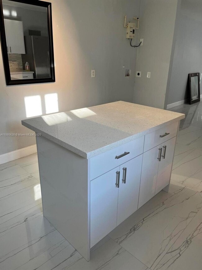 Building Photo - 3 bedroom in Miami FL 33142