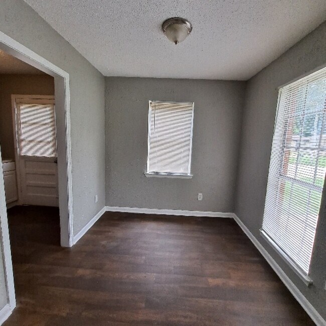 Building Photo - 2910 Elbert Dr