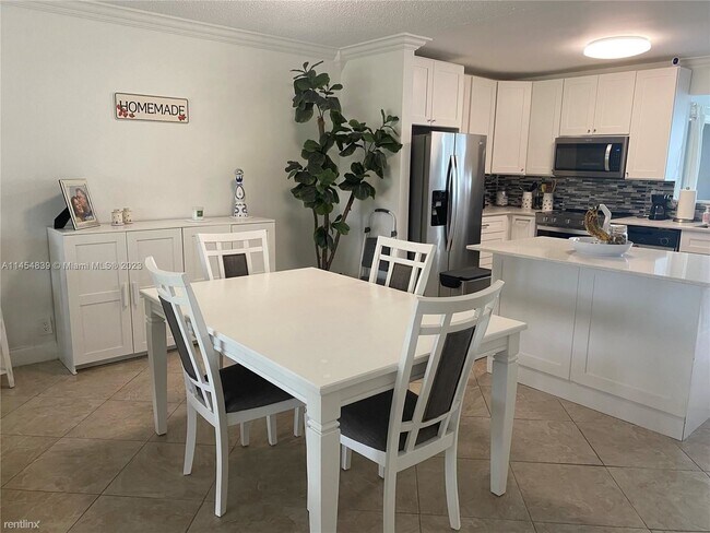 Foto del edificio - 2 br, 2 bath Condo - 4040 N Pine Island Rd...