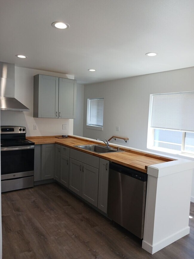 Foto del edificio - Almost new 3 bedroom, 3 bath Townhome