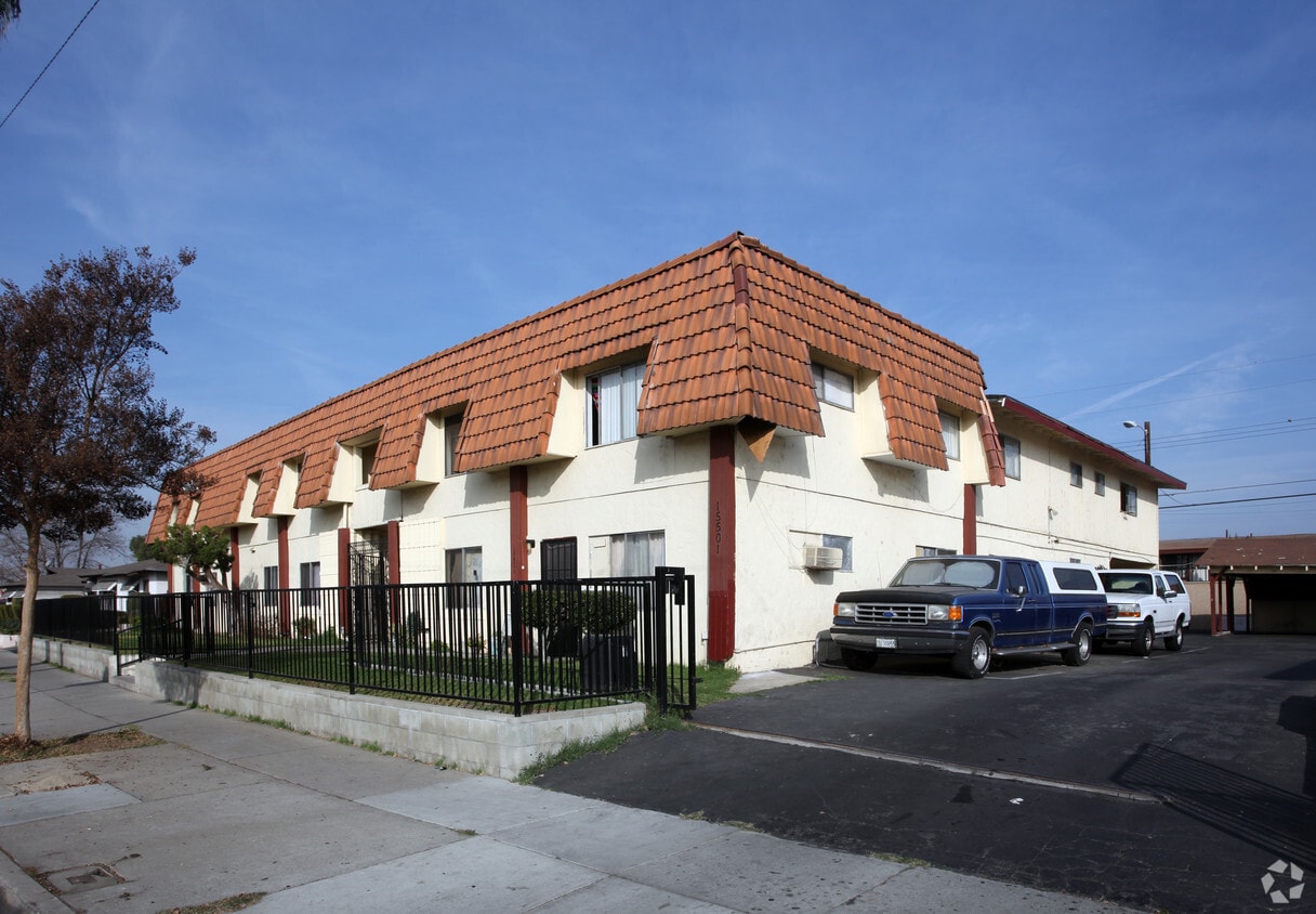 Building Photo - 15501-15509 Loukelton St