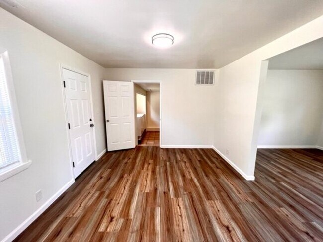 Foto del edificio - 5746 S Rockford Ave