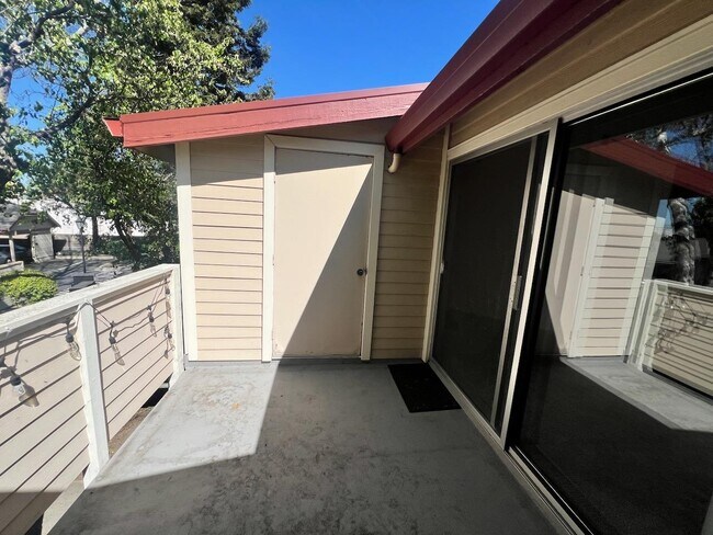 Building Photo - 1018 Cedar Gables Dr