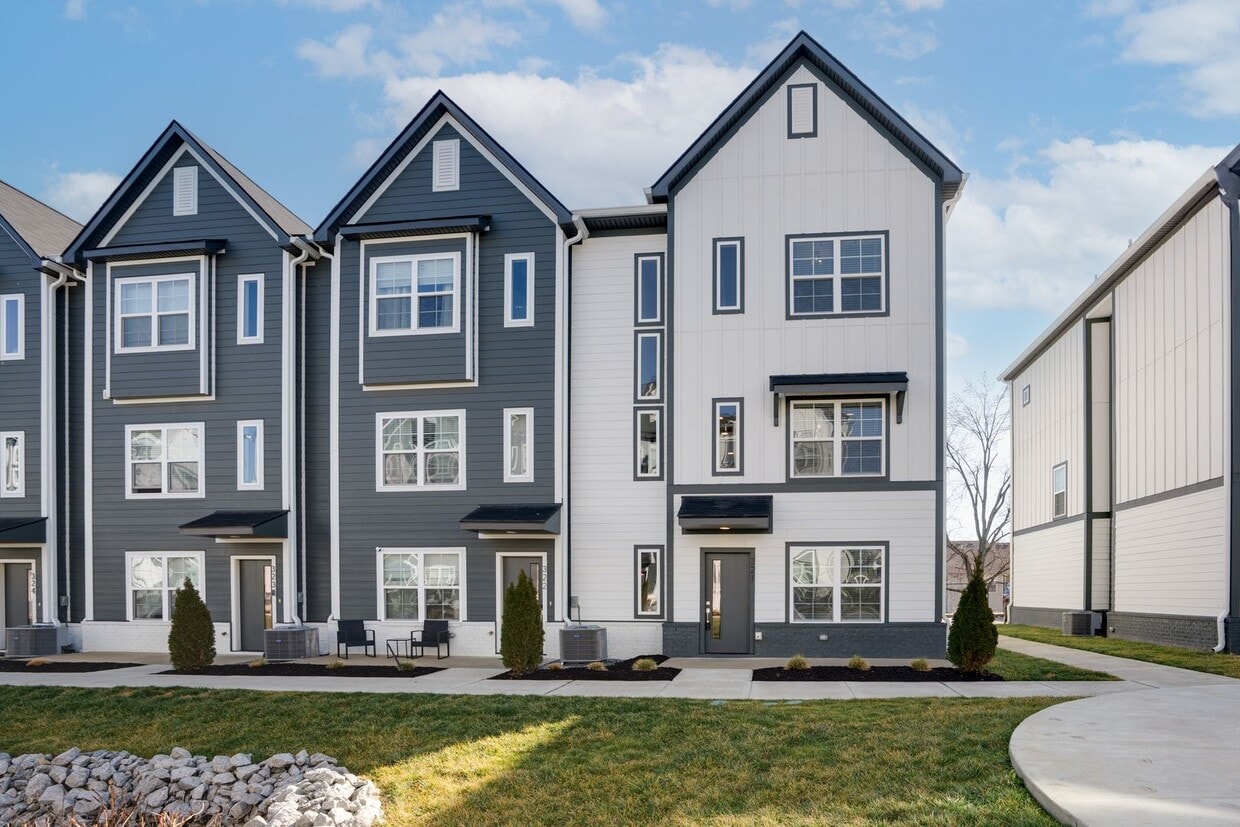 Madison new construction in gated community, pet friendly, 2 car garage - Madison new construction in gated community, pet friendly, 2 car garage, $500 off first month's rent