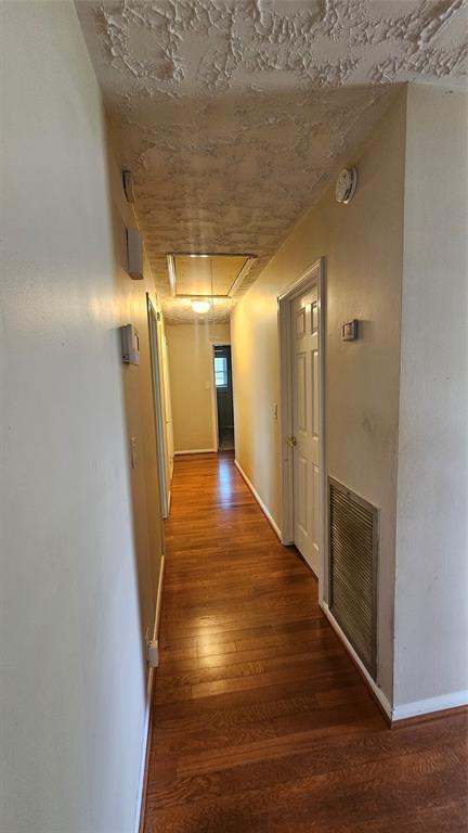 Foto del edificio - 22218 Russell Dr