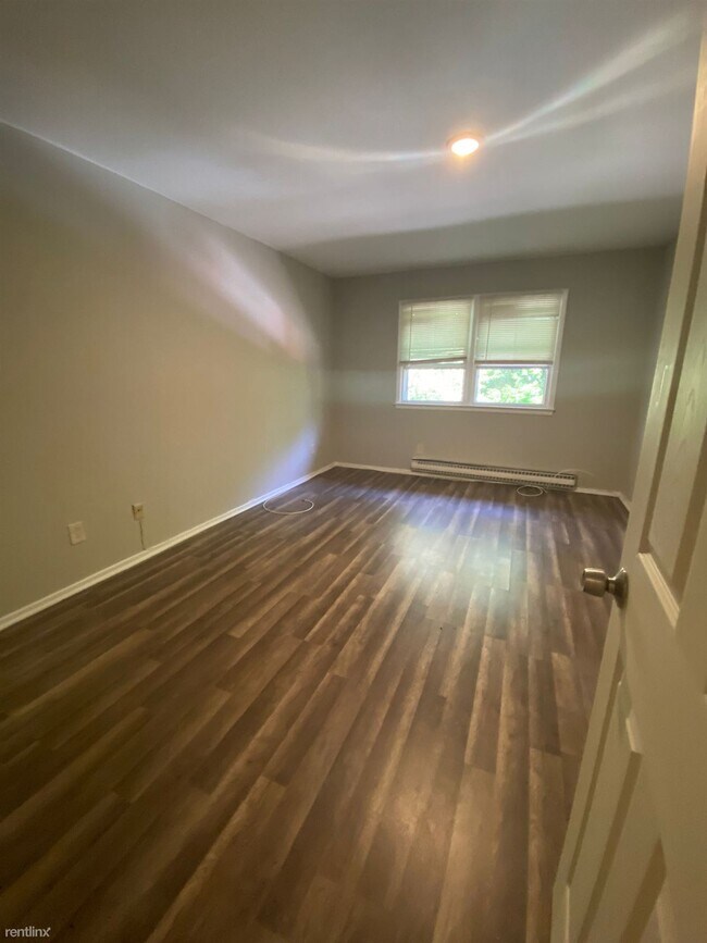 Building Photo - 2 br, 1 bath Condo - 40 Donna Dr