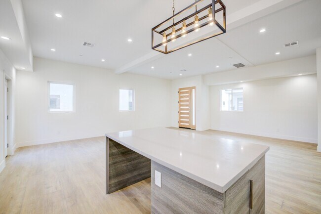Building Photo - 5641 Riverton Ave