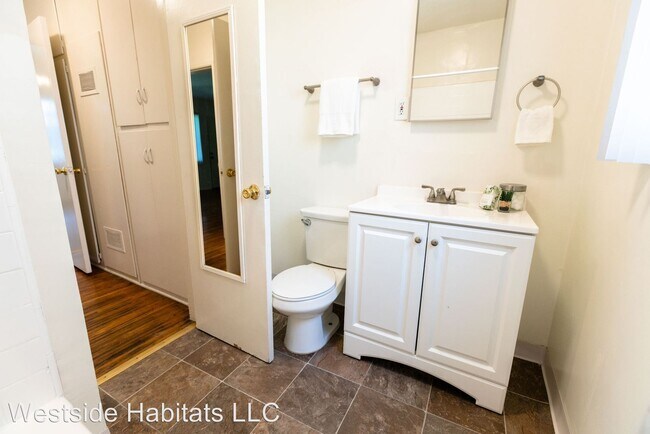 Building Photo - 1 br, 1 bath Apartment - 652 Veteran Ave