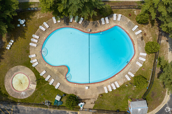 Pool - The Landings at Pine Lake