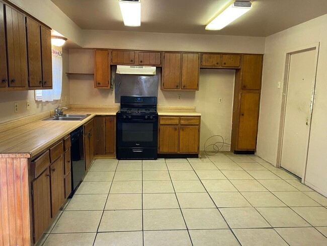 Building Photo - 3 Bedrooms and 1.5 Bathrooms located in Pa...