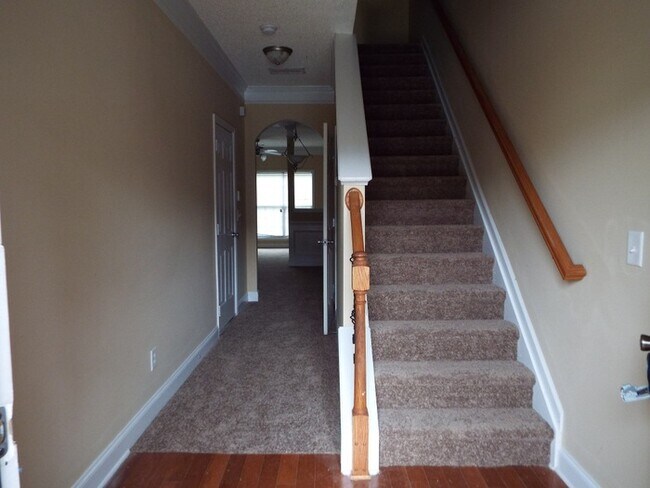 Building Photo - Very Spacious 3b/2.5b Townhome