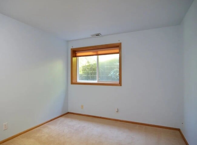 Building Photo - Gorgeous Home with a View!