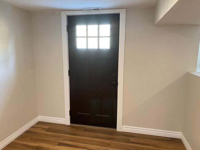 Building Photo - Highlands 2 BDR Basement Unit - All Utilit...