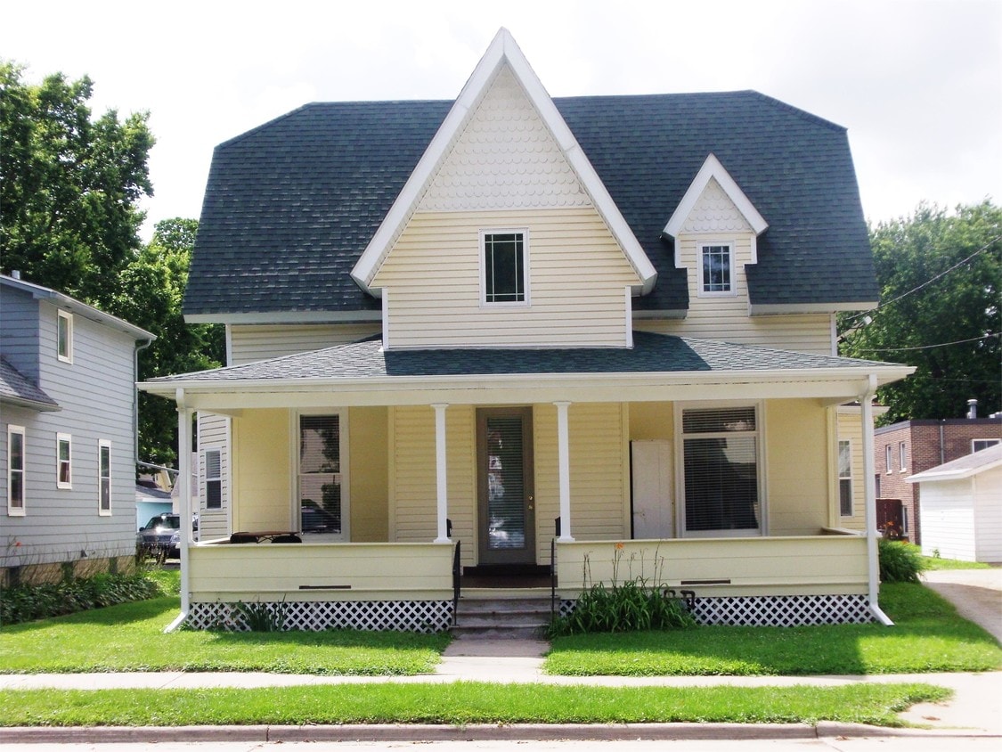Primary Photo - 213 6th Ave NW
