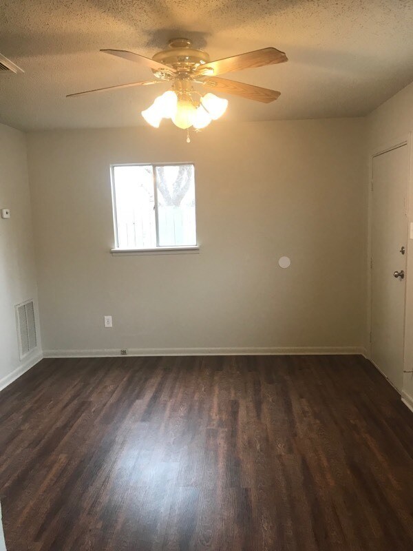 Building Photo - 902-904  JR Court