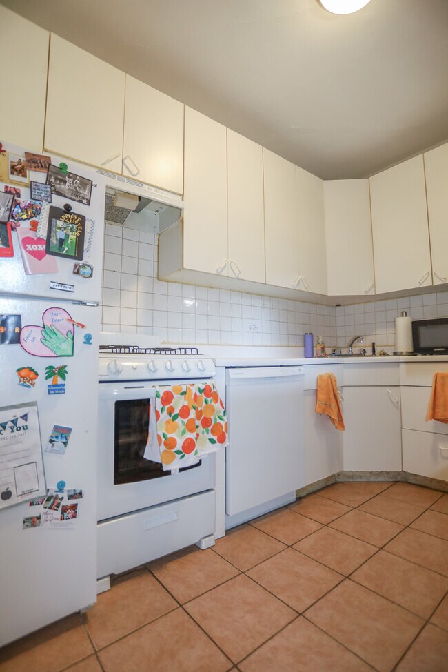 Building Photo - 459 W Roslyn Pl