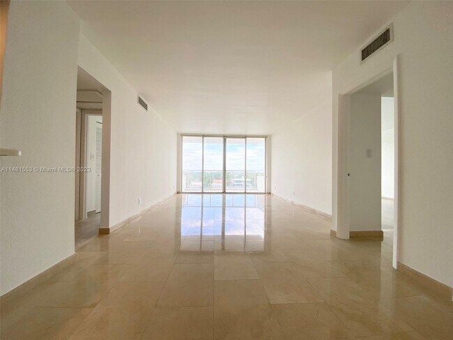 Foto del edificio - 5600 Collins Ave