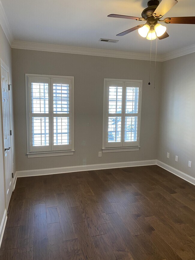 Building Photo - 562 Second St