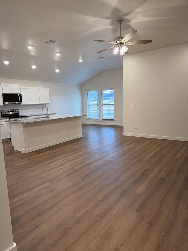 Building Photo - Harvest Neighborhood Beauty