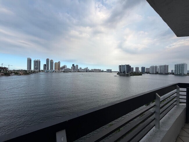 Foto del edificio - 3600 Mystic Pointe Dr