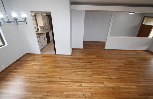 Building Photo - FULLY RENOVATED 3 BED, 2 BATH BELLEVUE HOM...
