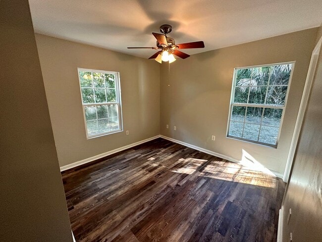 Foto del edificio - 305 N College St