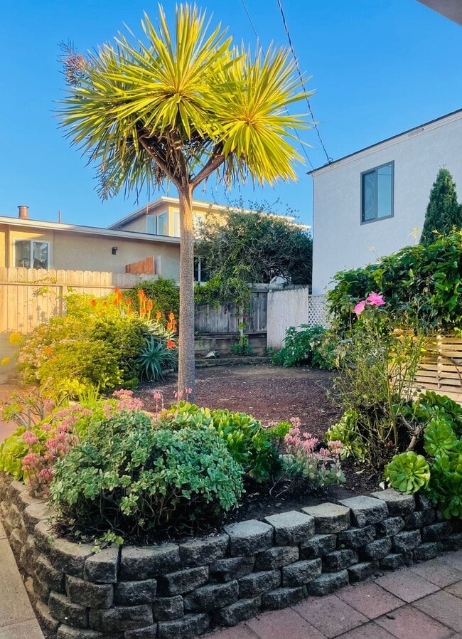 Building Photo - 540 Kern Ave