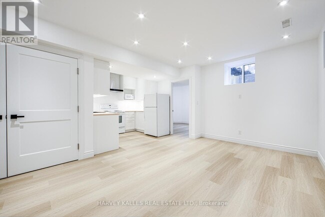 Building Photo - 33 Parkview Gardens