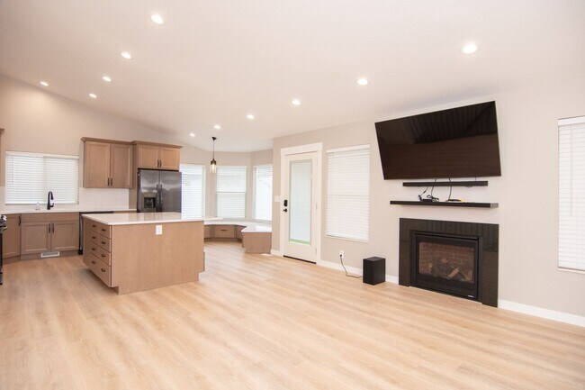 Foto del edificio - Bountiful Home w/ 2 Car Garage, EV Charger, & Updated Remodeling