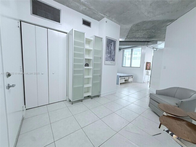 Foto del edificio - 690 SW 1st Ct