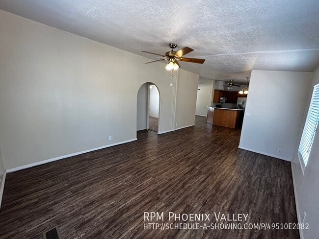 Building Photo - Large lot, NO HOA Split Floor Plan 3 bed/2...